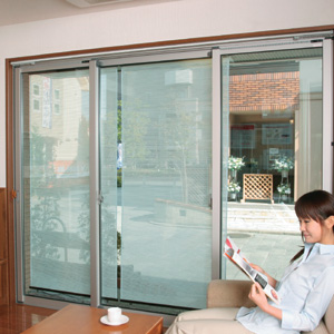 サンカット ホワイトスクリーン 198cm 2枚組 家の中からの眺め