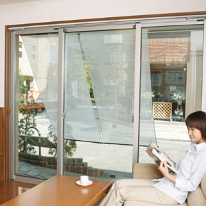 サンカット ホワイトスクリーン 198cm 2枚組 家の中からの眺め